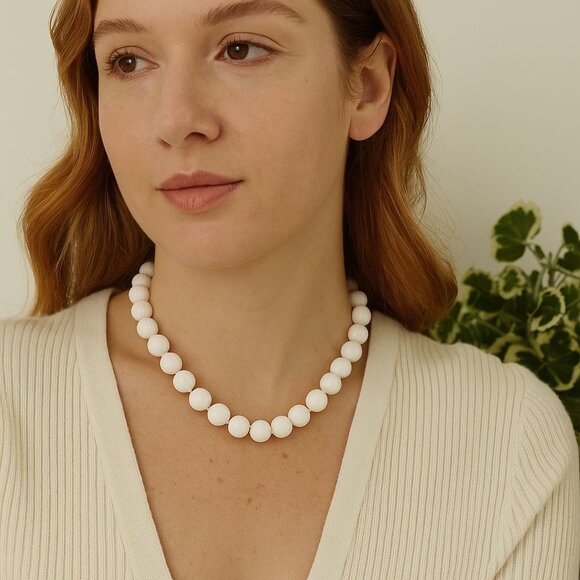 Vintage Trifari White Beaded Necklace 17 inch Ribbed Lucite 1950s Jewelry - Picture 11 of 11